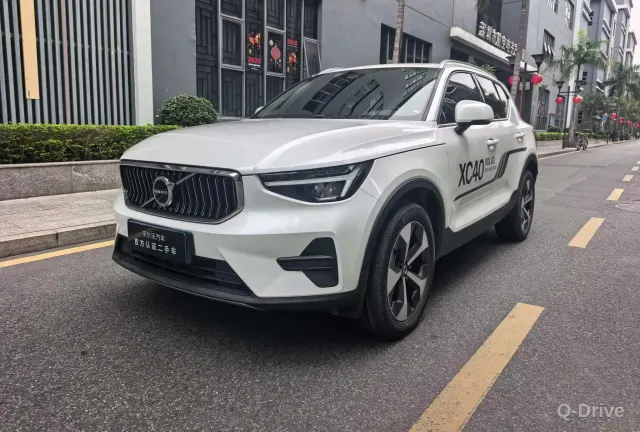 Volvo XC40 2025 B4 Luxury фото 1