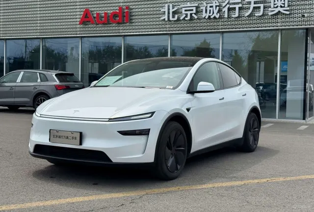 Tesla Model Y 2025 фото 1
